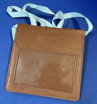 Ausweishülle für Dokumente zum Umhängen • Leder hellbraun