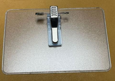 Kongressschild Kongressschildhalter KLAMMER/NADEL mit Namensdruck.